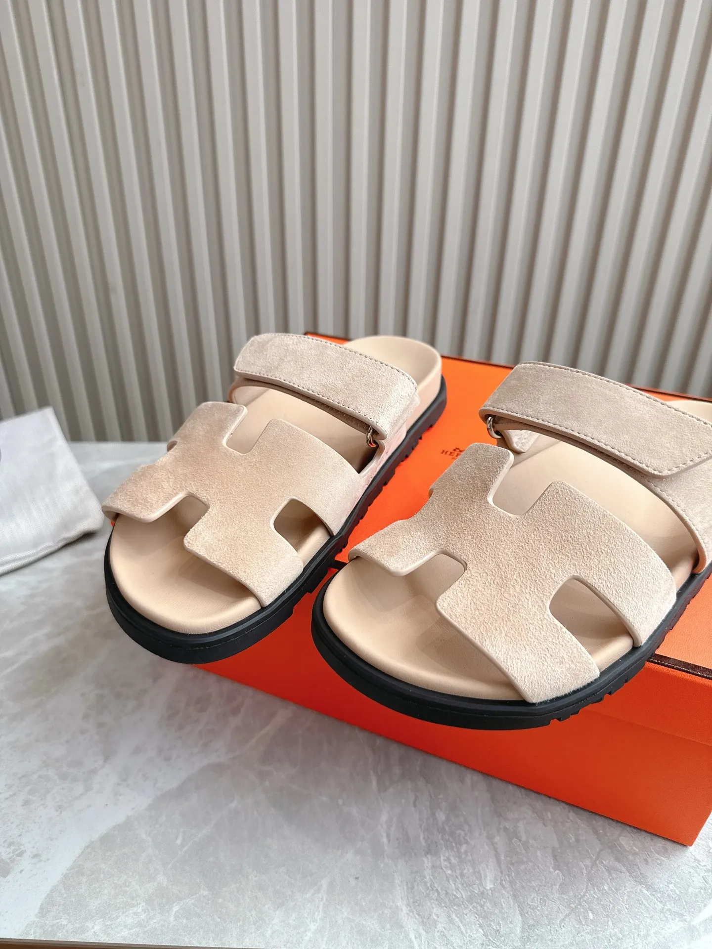 p480🐮🐮Couple model (top version) H family 2024 spring and summer new style HERMES Hermes' recently popular couple model pig nose angle sandals and slippers, paired with various colorful socks, popular. Upper: imported original deerskin (the genuine leather edging is not ordinary super migration). Lining: imported genuine leather. Outsole: Tpu non-slip and wear-resistant outsole. Size: Female 35-42 (40/42 non-returnable and non-exchangeable) Male size: 39-45 (45 non-refundable and non-exchangeable)